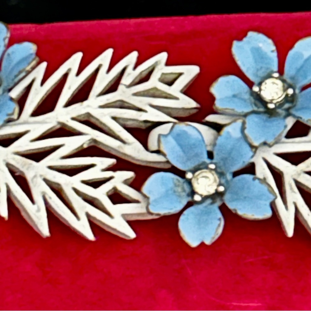 RARE 1958 CROWN TRIFARI WHITE &
BLUE ENAMEL RHINESTONE
'FLOWERING FERN' BRACELET - Picture 7 of 13